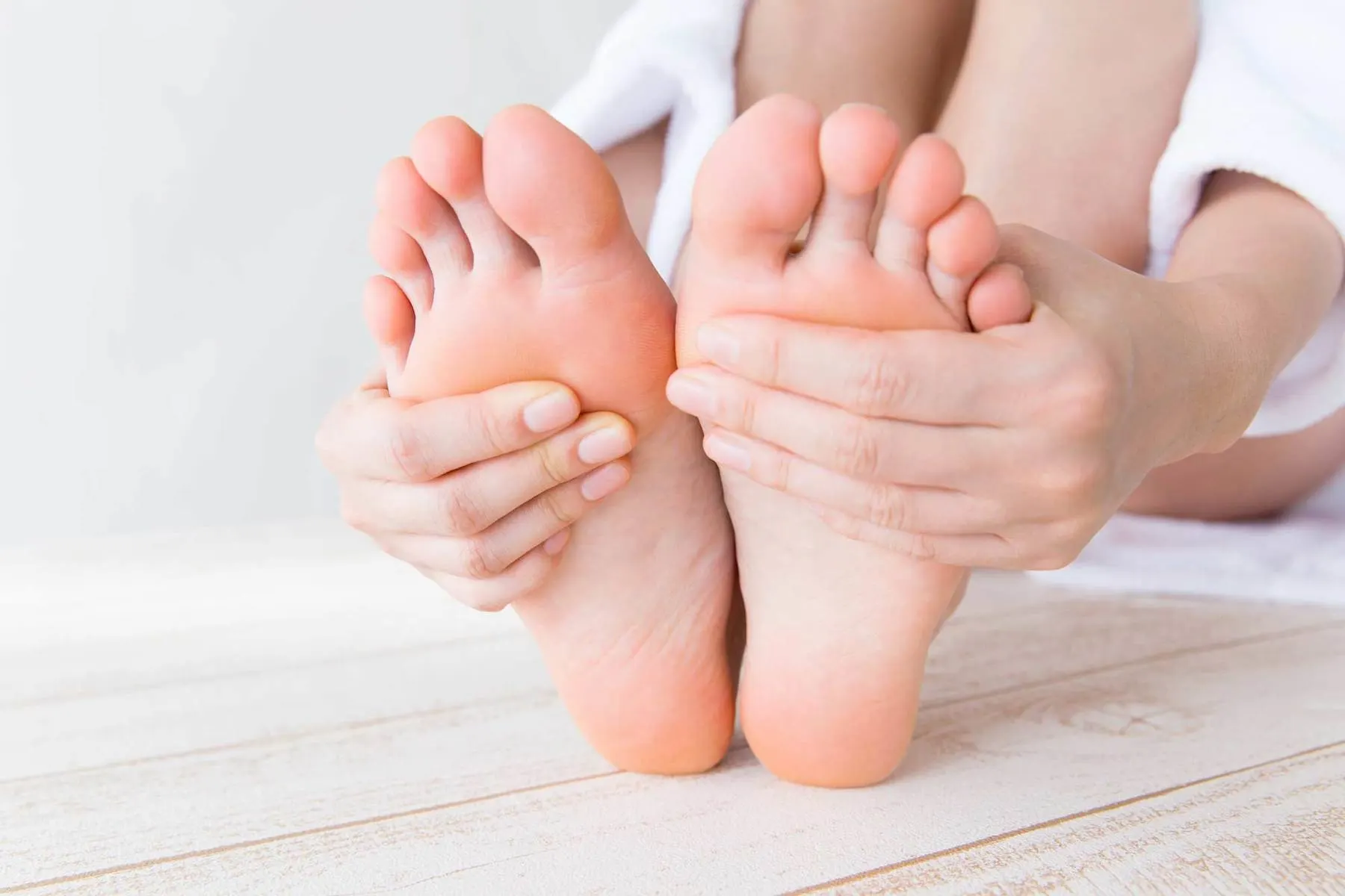 detox-foot-patches-pads-on-feet_1800x1200